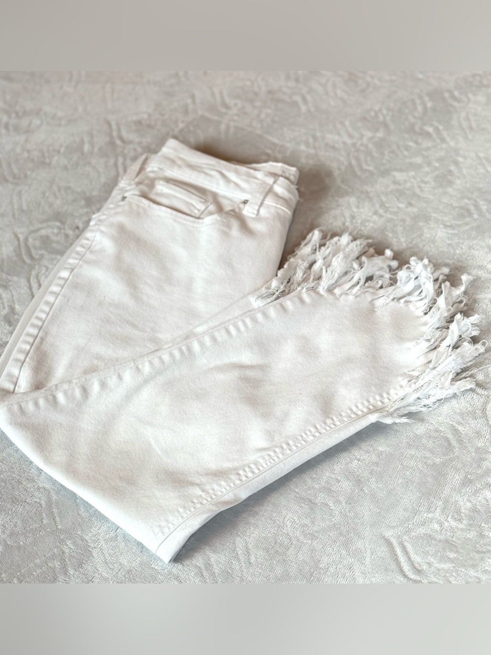 No Boundaries White Frayed Hem Ankle Crop Jeans